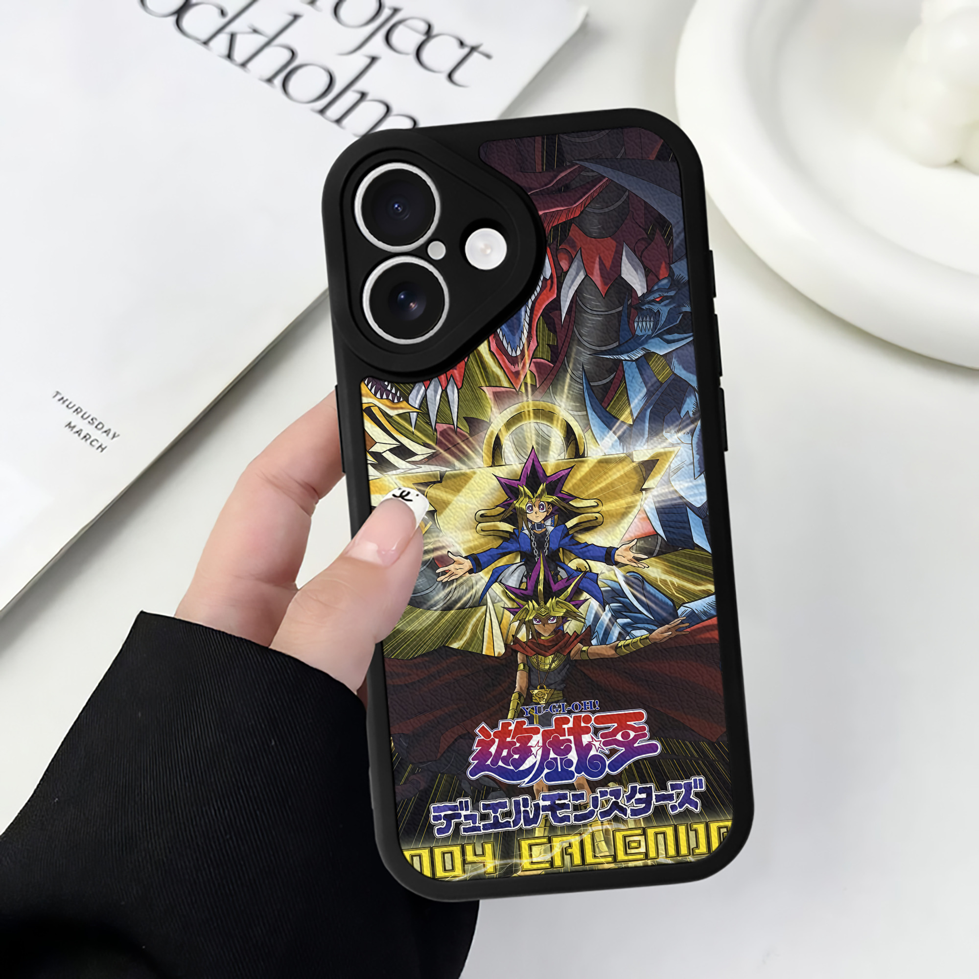 （画像用） 遊☆戯☆王 Yu-Gi-Oh! 【iPhone 16シリーズ対応】シリコンスマホケース（レザー調） 材質：シリコン